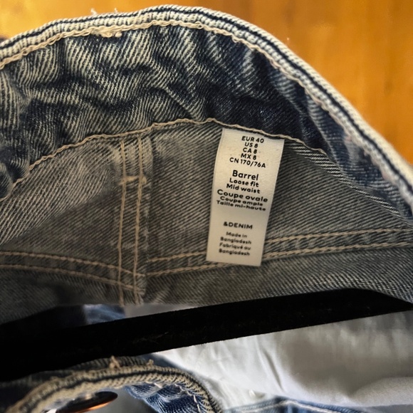 H&M Relaxed Fit Barrel Jeans - Picture 2 of 2